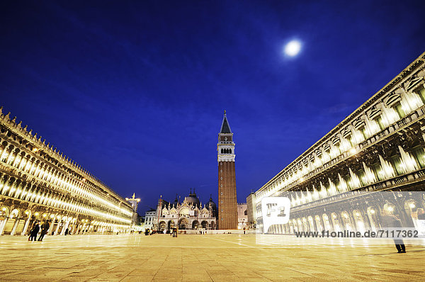 Prokuratien und Markusturm oder Campanile San Marco bei Nacht,  Markusplatz,  Venedig,  UNESCO-Weltkulturerbe,  Venetien,  Italien,  Europa