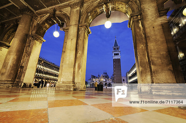 Prokuratien und Markusturm oder Campanile San Marco bei Nacht  Markusplatz  Venedig  UNESCO-Weltkulturerbe  Venetien  Italien  Europa
