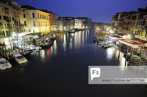 Europa Boot Venedig Venetien Italien bei Nacht