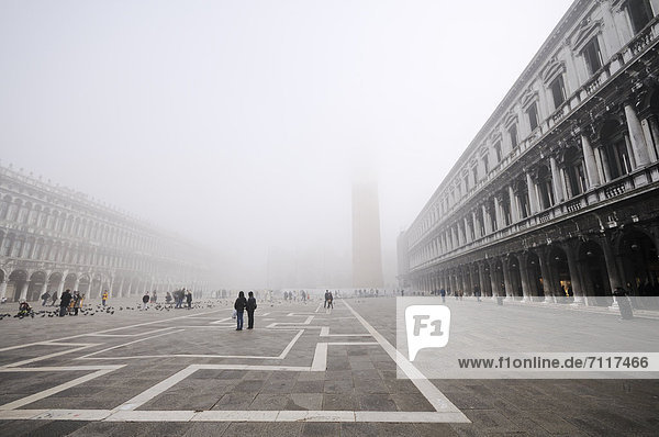 Prokuratien und Markusturm Campanile San Marco im Nebel  San Marco  Markusplatz  Venedig  Venezia  Venetien  Italien  Europa