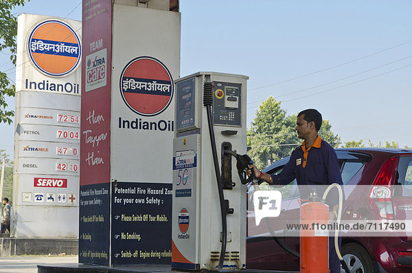 Indische Tankstelle mit Tankwart beim Betanken  Jorhat  Indien  Asien