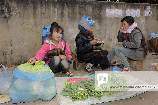Gemüseverkäuferinnen auf dem Markt in der Stadt Phonsavan Laos Südostasien Asien