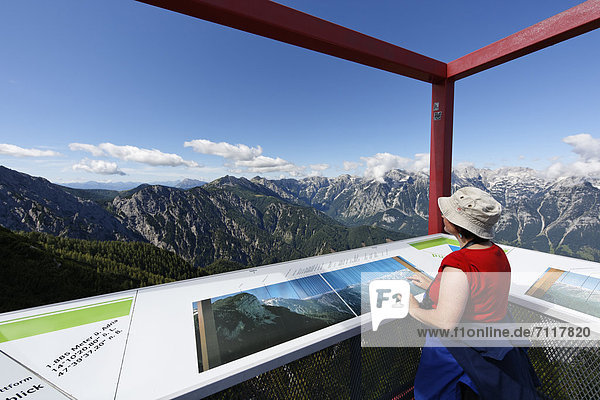 Frau auf Aussichtsplattform auf Hutterer Höss  Totes Gebirge  Region Pyhrn-Priel  Traunviertel  Oberösterreich  Österreich  Europa