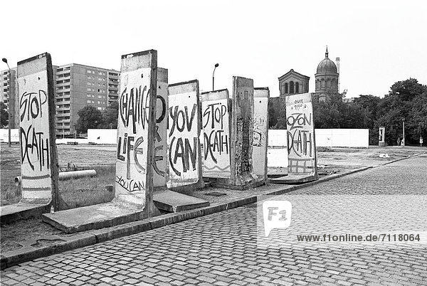 Reste der Berliner Mauer  Mauersegmente am Leuschnerdamm in Kreuzberg  dahinter die Michaelkirche in Mitte  Berlin  Deutschland  Europa