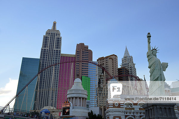 Nachbildungen Freiheitsstatue  Empire State Building  Chrysler Building  New York New York Hotel & Casino  Las Vegas  Nevada  Vereinigte Staaten von Amerika  USA  ÖffentlicherGrund