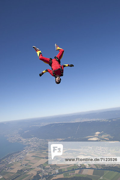 Fallschirmspringerin in der Luft  Tschugg  Schweiz