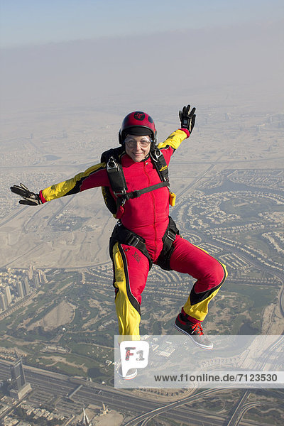 Fallschirmspringerin in der Luft  Dubai  Vereinigte Arabische Emirate