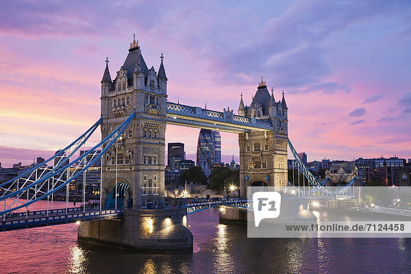 beleuchtet  Europa  Urlaub  Nacht  britisch  Großbritannien  London  Hauptstadt  Reise  Brücke  ernst  Beleuchtung  Licht  Ansicht  Sehenswürdigkeit  Themse  England  Tourismus  Tower Bridge