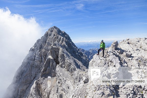 Bergsteigerin bei der Watzmannüberschreitung Berchtesgadener Alpen Bayern Deutschland