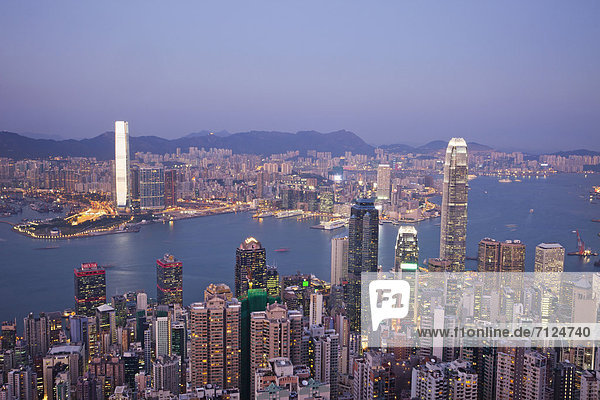 Skyline  Skylines  beleuchtet  Hafen  Urlaub  Nacht  Gebäude  Reise  Großstadt  Hochhaus  Beleuchtung  Licht  Ansicht  China  Luftbild  Fernsehantenne  Asien  Hongkong  modern  Tourismus