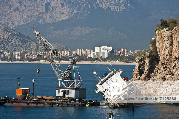 Rettung Hafen Traktor Stadt Großstadt Kai gestrandet Reklameschild Entspannung beschädigt Lastkahn Antalya Bolivien Mittelmeer Türkei türkisch