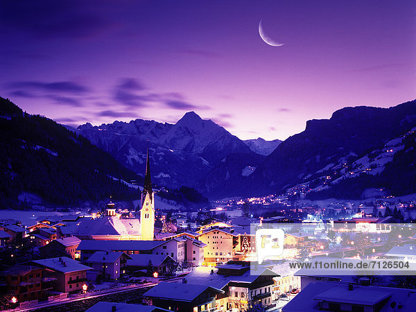 Europa Berg Winter Urlaub Wohnhaus Abend Nacht Himmel Gebäude Reise Hotel Dorf Beleuchtung Licht Mond Österreich Platz Schnee Tourismus Tirol Zell Zillertal