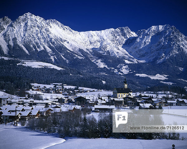 Landschaftlich schön landschaftlich reizvoll Europa Winter Wohnhaus Gebäude Wald Natur Kirche Dorf Holz Österreich Platz Schnee Tirol