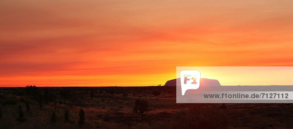 Landschaftlich schön landschaftlich reizvoll Ayers Rock Uluru Sonnenaufgang Einsamkeit Australien Northern Territory Rotes Kliff