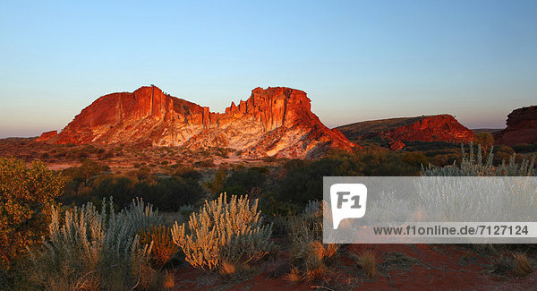 klar  Berg  Abenteuer  Sonnenuntergang  Steilküste  trocken  Wüste  Landschaftlich schön  landschaftlich reizvoll  Einsamkeit  rot  Outback - Australien  Australien  Northern Territory  Rainbow Valley