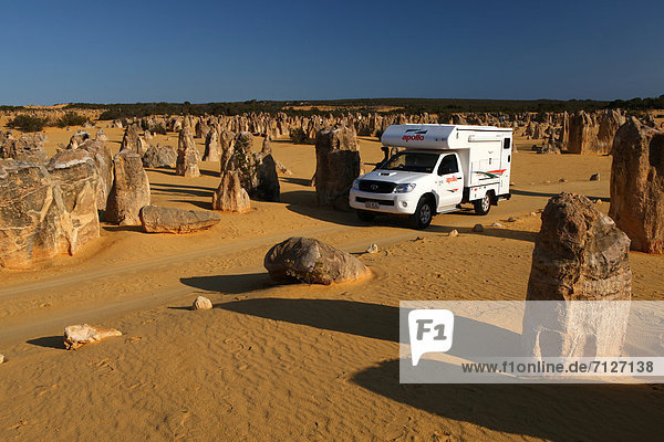 Nationalpark Kleintransporter Küste Geologie bizarr Wüste camping Berggipfel Gipfel Spitze Spitzen Australien Erosion Lieferwagen Westküste Western Australia