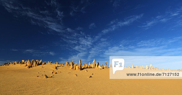 blauer Himmel wolkenloser Himmel wolkenlos Nationalpark Skyline Skylines Wolke Kontrast gelb Himmel Wind Horizont Küste Sonnenaufgang Geologie bizarr Wüste Sand blau Berggipfel Gipfel Spitze Spitzen Australien Erosion Westküste Western Australia