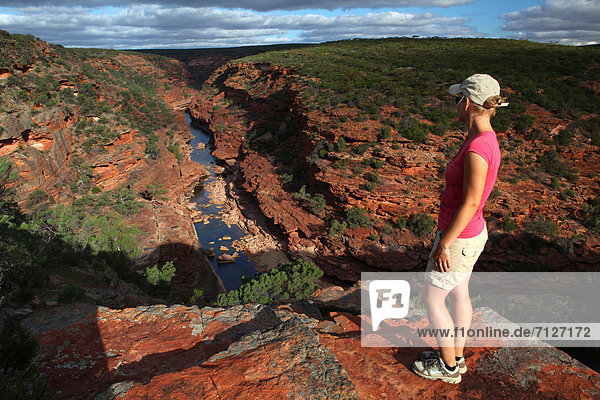 Frau  Stein  Wolke  Sand  rot  Ansicht  Sehenswürdigkeit  Schlucht  Australien  Kalbarri  Westküste  Western Australia