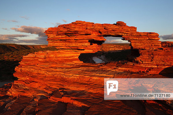 Sehenswürdigkeit Stein Fenster Wolke Sonnenuntergang Glut Steilküste Küste weiß Brücke Kurve Sand rot Ansicht Streifen Schlucht Australien Kalbarri Westküste Western Australia