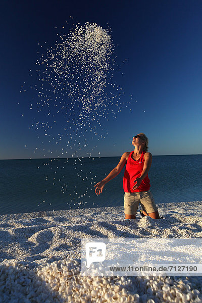 Frau werfen ruhen Strand Ruhe Beleuchtung Licht Küste Sonnenaufgang Meer Einsamkeit Muschel Australien Bucht Rest Überrest Wellness Westküste Western Australia