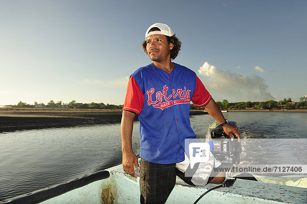 Mündung  Gewässer  Naturschutzgebiet  Mann  Schutz  fahren  Boot  Mittelamerika  Baseballmütze  Kapitän  Leon  Mangrove  Nicaragua