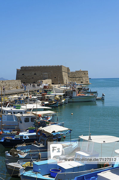 Fischereihafen Fischerhafen Hochformat Außenaufnahme Hafen Europa Tag europäisch Boot Insel Kreta Fischerboot Griechenland Mittelmeer freie Natur
