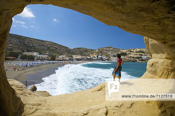 Außenaufnahme Europa Frau Tag europäisch Strand Küste Meer Insel Höhle Sandstrand Kreta Griechenland Mittelmeer freie Natur