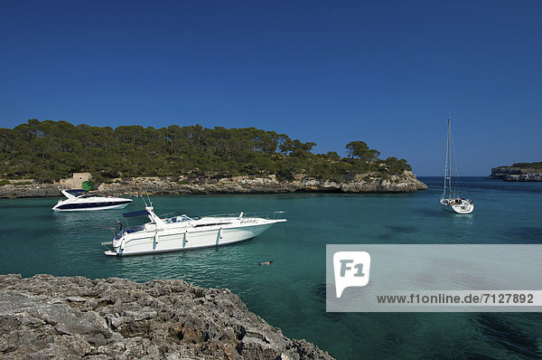 Außenaufnahme  Landschaftlich schön  landschaftlich reizvoll  Wasser  Europa  Tag  europäisch  Küste  niemand  Boot  Meer  Natur  Insel  Mallorca  Motorboot  Balearen  Balearische Inseln  freie Natur  Spanien  spanisch