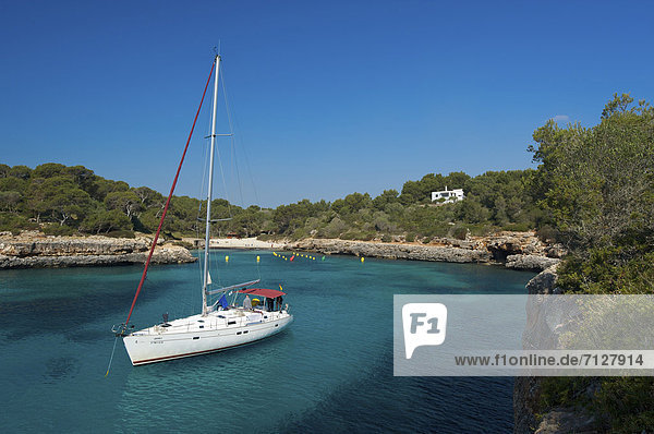Außenaufnahme  Landschaftlich schön  landschaftlich reizvoll  Motorjacht  Europa  Tag  europäisch  Küste  niemand  Boot  Meer  Natur  Yacht  Insel  Mallorca  Balearen  Balearische Inseln  freie Natur  Spanien  spanisch