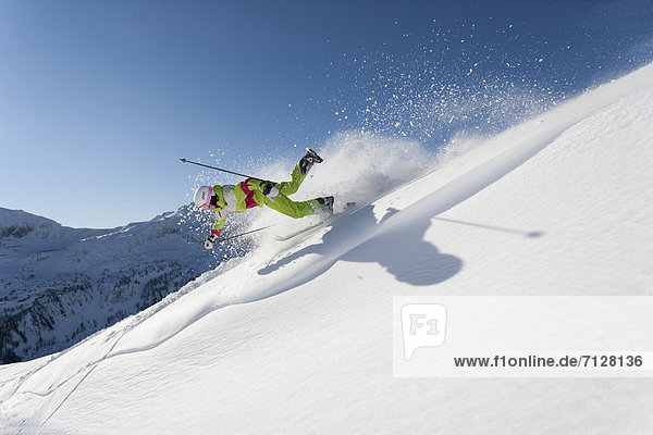Wintersport  Skihelm  Frau  Winter  Geschwindigkeit  Sport  Gefahr  Bedrohung  Unfall  schnitzen  Ski  Vitalität  Tiefschnee  Österreich  Helm  Salzburg