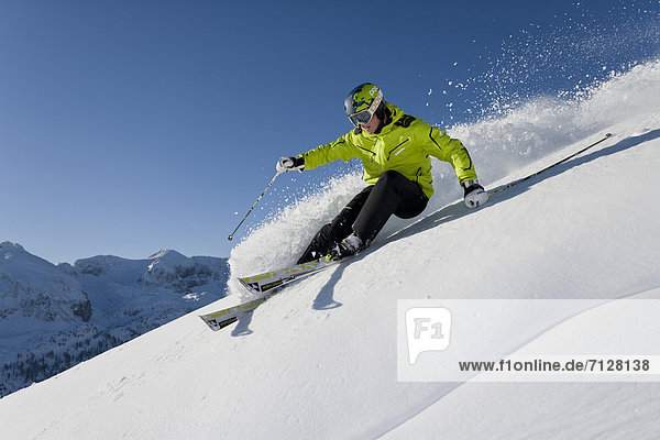 Rollbahn  Wintersport  Skihelm  Winter  Mann  Geschwindigkeit  Sport  schnitzen  Ski  Vitalität  Österreich  Helm  Salzburg