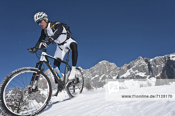Mountainbike  mountain bike  Wintersport  Winter  Mann  Sport  radfahren  Fahrrad  Rad  Fahrradfahrer  Ramsau bei Berchtesgaden  Österreich