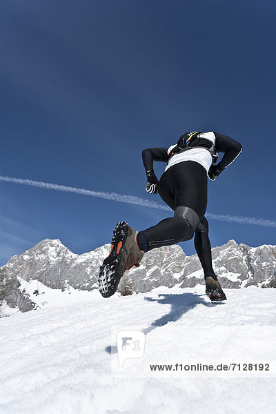 Wintersport  Winter  Mann  Sport  rennen  joggen  Ramsau bei Berchtesgaden  Österreich  Schnee