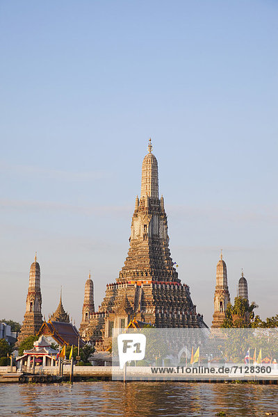 Bangkok  Hauptstadt  Urlaub  Reise  Fluss  Religion  fünfstöckig  Buddhismus  Tempel  Asien  Chedi  Stupa  Thailand  Tourismus  Wat Arun
