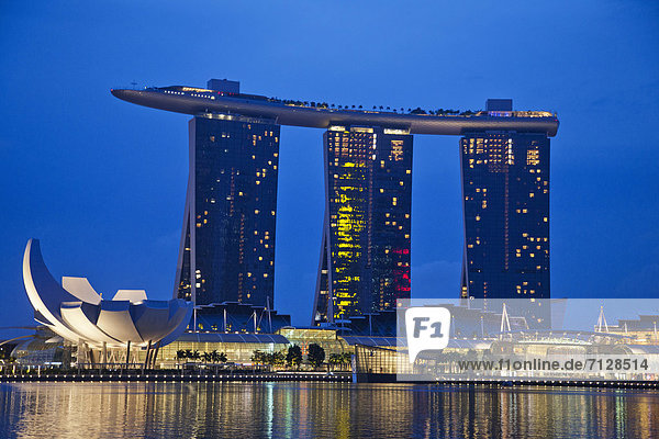 beleuchtet  Urlaub  Reise  Hotel  Architektur  Casino  Nacht  Beleuchtung  Licht  Asien  Marina Bay Sands  Singapur  Tourismus