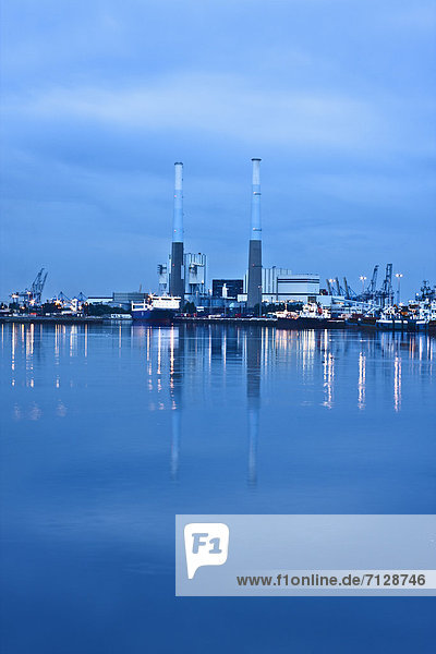 Frankreich  Energie  energiegeladen  Abend  Kraftwerk  Kohle  Elektrizität  Strom  Le Havre