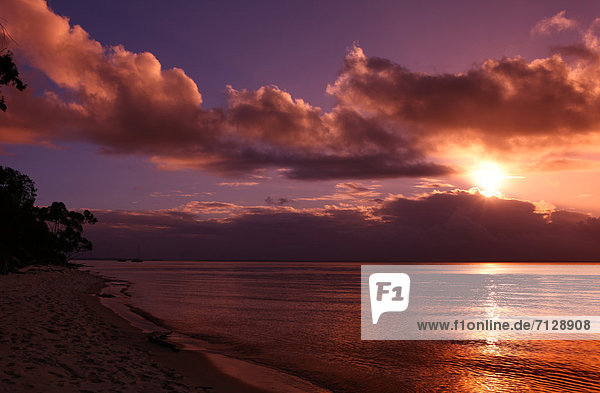 ruhen  Wolke  Sonnenuntergang  Beleuchtung  Licht  Sturm  Hotel  Meer  Insel  Unwetter  Australien  Ökotourismus  Fraser Island  Queensland  Rest  Überrest  Romantik  Tourismus