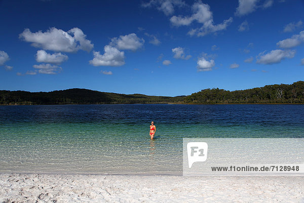 Wasser  Frau  Ostküste  ruhen  Strand  Bikini  Attraktivität  Küste  See  weiß  Sand  Insel  Einsamkeit  rot  schwimmen  türkis  Australien  Ökotourismus  Fraser Island  Paradies  Queensland  Rest  Überrest  Tourismus