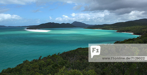 Segeln blauer Himmel wolkenloser Himmel wolkenlos Mündung Gewässer Tropisch Tropen subtropisch durchsichtig transparent transparente transparentes Wasser Sandbank Urlaub Entspannung ruhen Wolke Reise Wärme Küste Wasserwelle Welle Boot Meer weiß Yacht Sand Einsamkeit Stille schwimmen Flut türkis Katamaran Rest Überrest Sonne