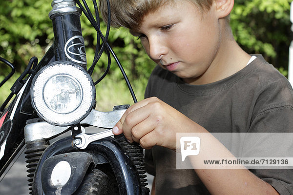 Aktivitäten  Junge - Person  Fahrrad  Rad  Entwicklung  reparieren  Sport  Kunst  benutzen  Schraube  Werkzeug