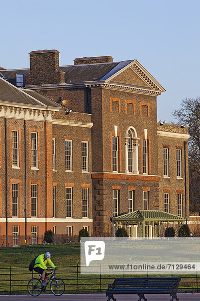 Urlaub  britisch  Großbritannien  London  Hauptstadt  Reise  Palast  Schloß  Schlösser  England  Kensington Palace  Tourismus