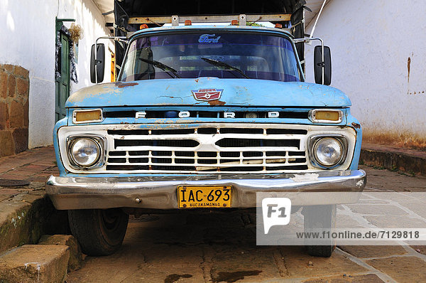 Stadt  blau  Lastkraftwagen  zusammengeschlagen werden  Kolumbien  Ford  alt  Südamerika