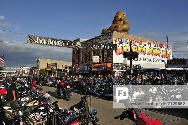 Mensch  Menschen  bizarr  Querformat  Fahrradfahrer  Harley Davidson  Hauptstraße  South Dakota