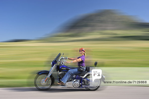 Vereinigte Staaten von Amerika  USA  Frau  Amerika  fahren  Nordamerika  Unendlichkeit  Bewegungsunschärfe  Motorrad  Geschwindigkeit