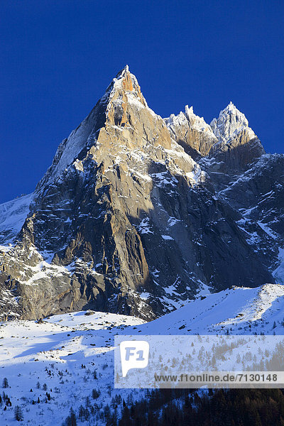 Panorama  Frankreich  Schneedecke  Berg  Winter  ruhen  Ruhe  Himmel  Steilküste  Schnee  Stille  Alpen  blau  Französische Alpen  Nähnadel  Nadel  Alpenglühen  Chamonix  Haute-Savoie  Bergmassiv  Rest  Überrest
