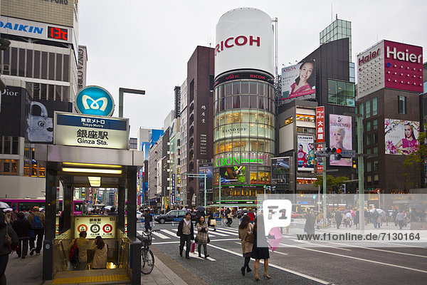 Ecke  Ecken  Mensch  Menschen  Urlaub  Gebäude  Reise  Großstadt  Tokyo  Hauptstadt  Regen  kaufen  Chuo street  Wako  Asien  Allee  Ortsteil  Ginza  Japan  modern