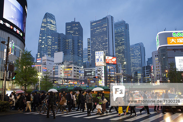 überqueren  Urlaub  Transport  Abend  Reise  Großstadt  Tokyo  Hauptstadt  Regen  Asien  Allee  Ortsteil  Innenstadt  Japan  Shinjuku  Straßenverkehr