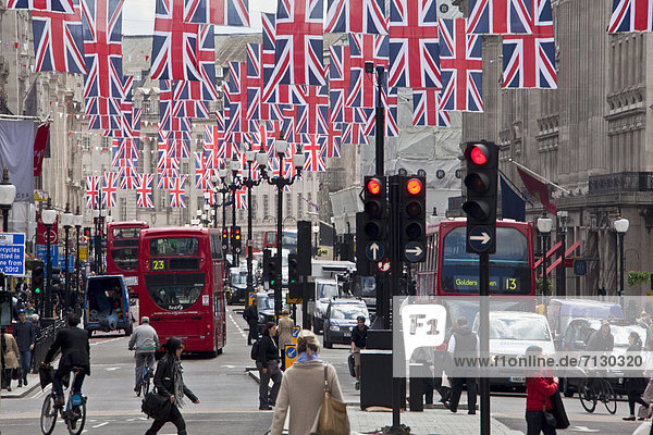 Europa  Urlaub  Großbritannien  London  Hauptstadt  Reise  Großstadt  Fahne  Omnibus  rot  England  Oxford Street  Straßenverkehr
