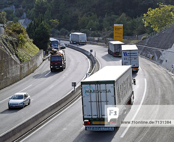 Frankreich  Europa  Transport  Lastkraftwagen  Bundesstraße  Alpes maritimes  Menton  Straßenverkehr