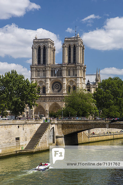 Skyline  Skylines  Paris  Hauptstadt  Frankreich  Europa  gehen  Reise  Großstadt  Boot  Architektur  Fluss  Kathedrale  Seine  Notre Dame  UNESCO-Welterbe  Tourismus